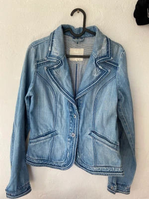 jeansjacka  - i bra skick och passar s/m💓 skicka ett meddelande för fler bilder frågor:) vid köp direkt boka gärna med postnord💙