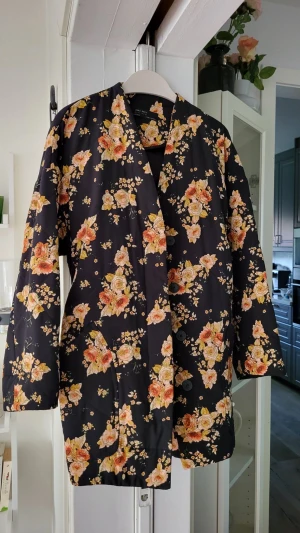 Jacka  - Jacka med mönster från zara!! Nyskick! Ställ gärna frågor om du har några funderingar 