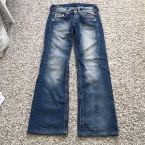 Supersnygga lågmidjade replay jeans!!  Midjemått: 73cm  Innerbenslängd: 72cm 💓🧡