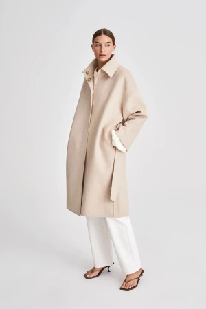 Stylein kappa Todi coat  - Knappt använd kappa från Stylein säljes. Fantastisk beige färg, säljes då den är för stor för mig.  Fint skick. Kan skicka fler bilder vid förfrågan.   Todi coat, nästan helt slutsåld.   Nypris: 6999kr 