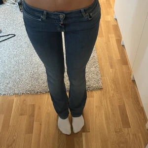 Zara Jeans! - Säljer mina lågmidjade Zara jeans då jag rensar ut lite! Sitter perfekt på någon som är strl 34-36 och är bra i längden på någon från 175 och neråt! (Jag är 177)🩷