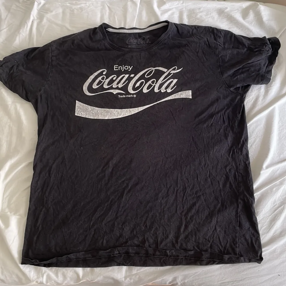 Svin stor Coca-Cola tröja. T-shirts.