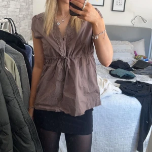 Blus - Intressekoll på min favvo blus! Köpt second hand 💕 tyvärr kommer den aldrig till användning, jätte bra skick