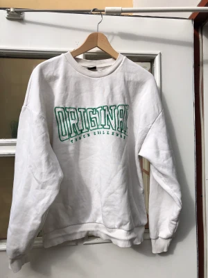 oversized tröja i storlek L - college tröja från gina i storlek L, så skön och lite bred i armarna som gör att den ser ocersized ut. Passar även mig som är S/M