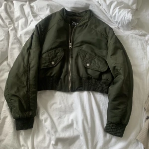 Croppad bomberjacka  - Croppad bomberjacka från zara. Assnygg men tyvärr kommer den inte till användning längre. 