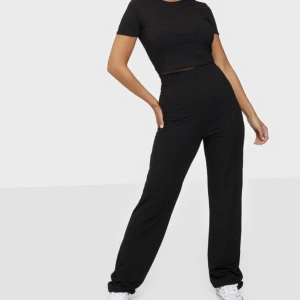 Set från NLY One - Ribbat set från NLY One, strl XS, superfint skick! 