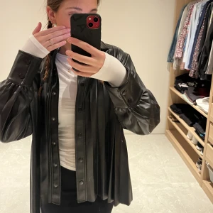 Skinn blus  - Säljer denna då den inte kommer till användning längre! Jag är 170cm och väger 68kg! ☺️em vid intresse eller frågor! 