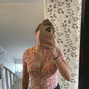 Knyt-topp - Topp från newyorker du knyter runt! Mjukt & stretchigt material! 