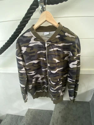 Kofta - Xs, passar s och m. 5 år gammal. Omhändertagen. Tvättas.