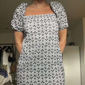 & Other Stories Klänning - Jättesöt klänning i ett superfint mönster.