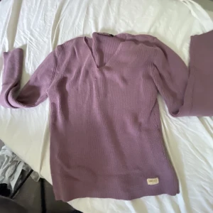 Lika tröja - Såå fin tröja  super skön bra skick bra material 