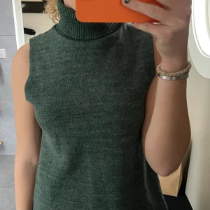 Topp - En grön zara topp som har en polo krage och är i ett såå skönt material. Har tyvärr inte fått mycket användning utav den och därför säljer jag den. 