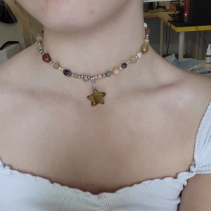 stjärn choker - choker med olika stenar och ett stjärn hänge 🌼