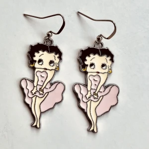 Betty Boop örhängen 🌸 - Nickelfria krokar  💕