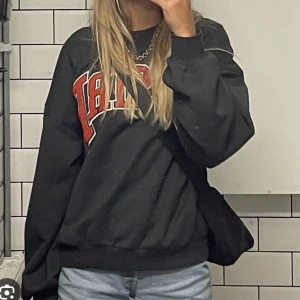 Supercool sweatshirt från Weekday❤️🤍 - Säljer denna supersnygga sweatshirten från Weekday😍köpt för ca 2 år sedan men är i otroligt fint skick! Säljer då den ej används längre (första bilden är lånad)