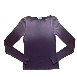 weekday ombre topp - snygg topp from weekday köpt nån gång förra året men enbart använd 1-2 gånger. Köparen står för frakt! 🩷