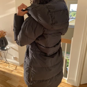 Vinter jacka  - Säljer min vinter jacka pga att den inte kommer till användning längre. Den är lagom lång och är varm och skön🤍