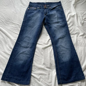 lågmidjade jeans - använd köp nu! för små så finns ingen bild på <3 midja:82 innerben:73 (saknar en knapp på bakfickorna)