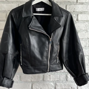 Mango jacka  - Svart läder (vegan läder) jacka från mango. Kort i midjan. Inga skador.