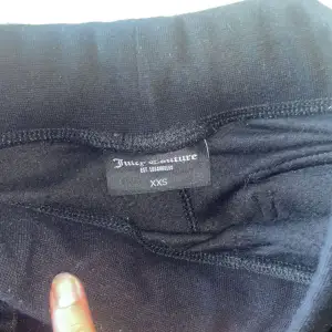 Säljer dessa svarta juicy byxor då jag inte fått nån användning av dem heller, pris kan självklart diskuteras. Inga fläckar, inga hål eller märken. 💕