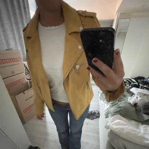 Gul cool jacka - As cool gul jacka med silver detaljer ❣️ Köpt secondhand, men verkar vara sällan användbar! 