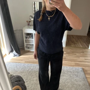 Zara tröja - Säljer denna jättefina tröjan från Zara i storlek m men passar mig som har s. Säljer då en tyvärr inte kommer till så stor användning. Endast använd 1 gång!!Skriv privat för fler bilder. Pris går att diskuteras!!💝