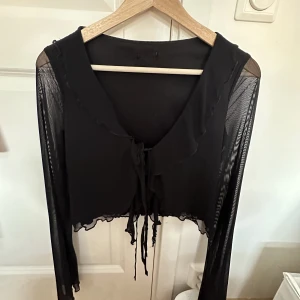 Svart knytblus - Topp från Nelly inströ 38, klippt bort lappen därav dom två små hålen men dom syns inte så mycket irl. 