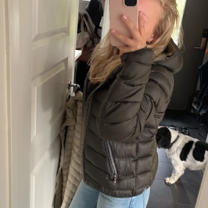 Colmar jacka - Colmar jacka som jag köpte här på plick, jättefint skick🤍🤍 pris kan diskuteras