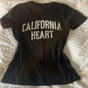 T-shirt🖤 - D så fin T-shirt med ett vitt tryck på framsidan passar med det mesta!🖤den är ganska stor i storleken!!