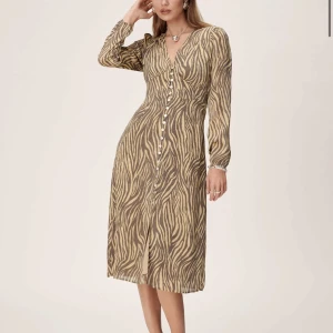 Adoore klänning - Har knappt användt denna klänning och har bestämt mig för att sälja. Hör av er vid frågor och intresse!