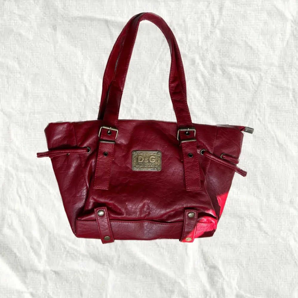 Dolce & Gabbana väska (vet ej om den e riktig elr ej)  Går bra att trycka på ”köp nu”🍒. Väskor.