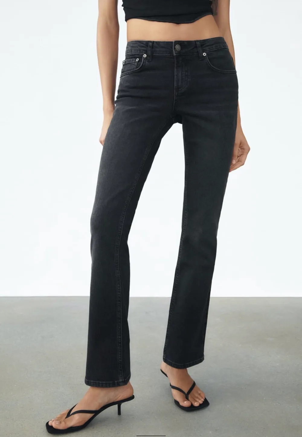 Säljer dessa snygga svarta jeans från zara som är helt slutsålda, köpt för 399 och är i storlek 38. Jeans & Byxor.