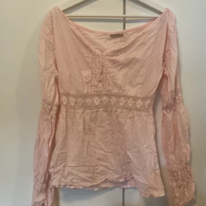 Topp - En rosa spetstopp av 100% bomull. Använd en gång av mig. Köpt i andra hand men fint skick. 
