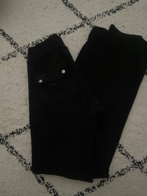 Juicy Couture byxor - Säljer mina juice Couture byxor för de är för små för mig. De är svarta i storlek xxs. Väldigt bra skick. Skriv för andra frågor❤️