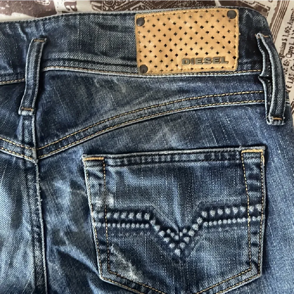 Sjukt snygga lågmidjade diesel jeans. W28 L34 säljer för de inte passar mig:(( jag har M på lågmidjat och därför skulle jag säga att detta passar en som normalt har S eller XS. Pris kan diskuteras!❤️väldigt bra skick💋( dubbelinlägg . Jeans & Byxor.