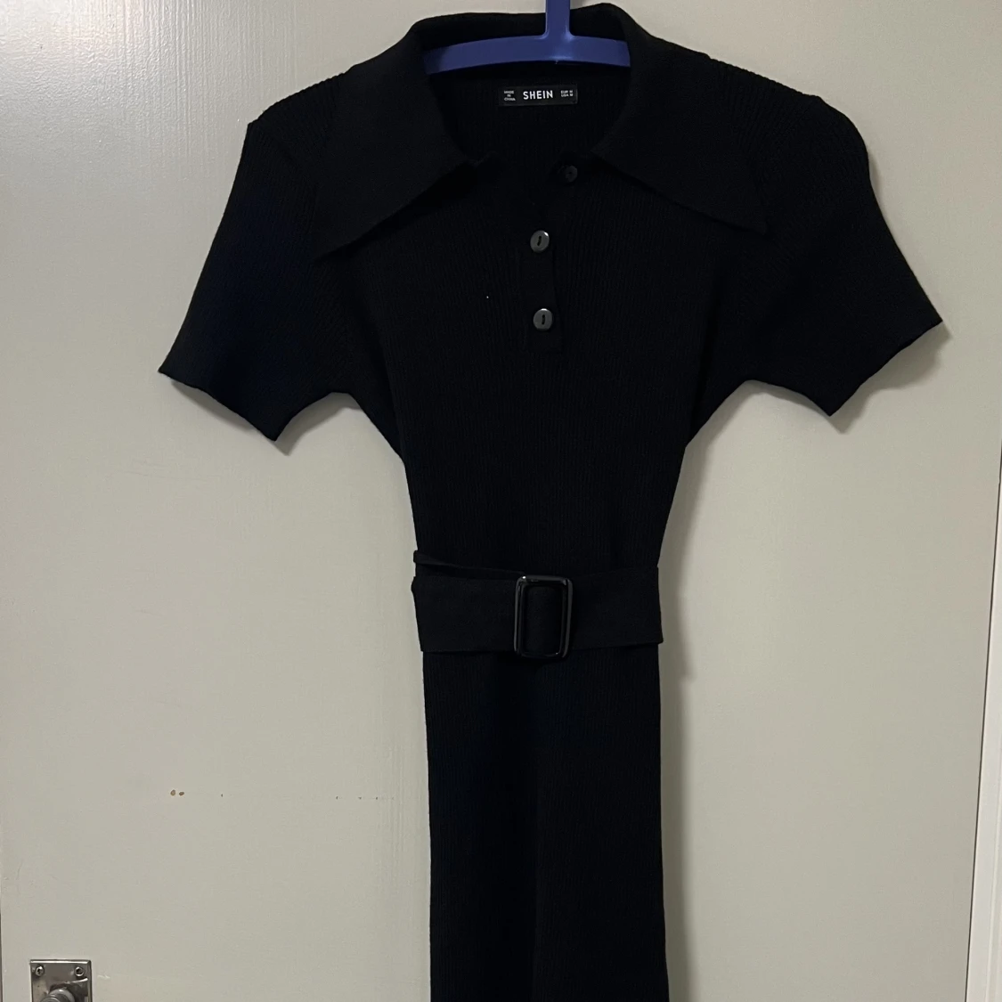 Tight klänning med bälte  - 90