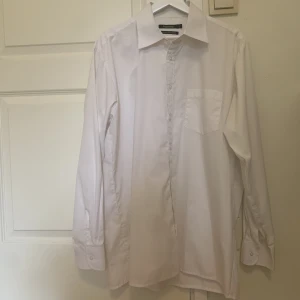 Vit skjorta  - Vit skjorta från Dressman i storlek L (41/42). Skicka meddelande vid frågor eller fler bilder