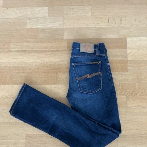 Nudie jeans - Säljer ett par nästintill nya nudie jeans grim tim i storlek 28/32 nypris runt 1500, mitt pris 699. Killen på bilden är runt 175 dem passar super bra. Mötas i Stockholm eller fraktar spårbart via postnord😐