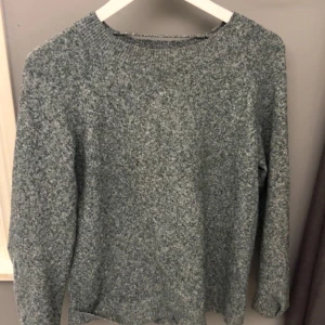 Stickad tröja  - Stickad tröja från vero Moda! Bra skick, 80+frakt!❣️