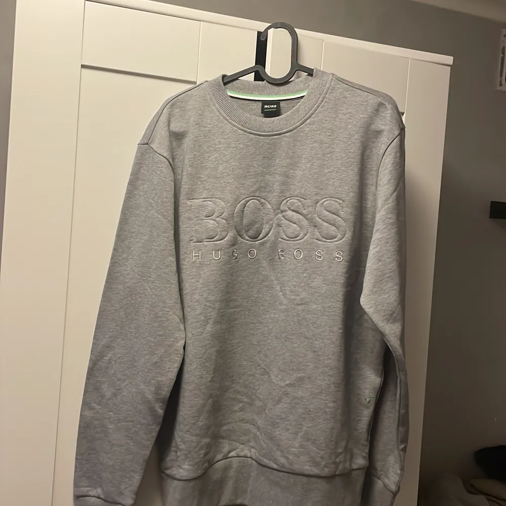 Tjena! Säljer nu min Hugo Boss-tröja. Den har legat i garderoben i ett par år och den är helt oanvänd. Kan skicka mer bilder om det önskas.. Tröjor & Koftor.