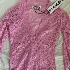 y2k rosa i.am.gia topp - Världens snyggaste tröja från I AM GIA! Aldrig använd (prislapp kvar). Storlek S. Säljer pga att den är lite för stor men skulle säga att den är true to size. Köpt för 630 kr + 250 kr i tull och 175 kr i frakt. 💗