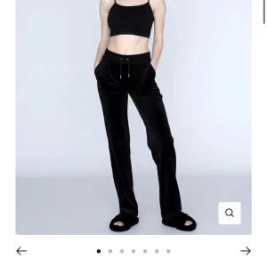 Svarta juicy byxor - Använts en gång och sprättade nertill men ingenting som syns, små i storleken funkar bäst som M Nypris: 1200