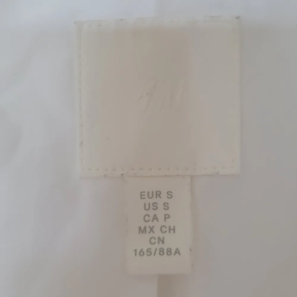 Vit kavaj från H&M i storlek S. Nyskick, endast använd en gång. Längden är 77 cm. Armlängd från armhålan är 43 cm. . Kostymer.