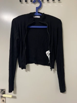 Croppad kofta med blixtlås  - Jag har bara använt den en gång, normal i storlek. 