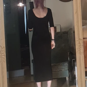 Ribbad midi klänning med öppen rygg - Midiklänning av lite grövre tyg med ribbad struktur. Trekvartsärmar och öppen rygg :) 