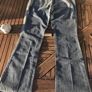 lågmidjade jeans - Säljer dessa supersnygga lågmidjade jeans som tyvärr inte passar mig. Lappen finns kvar så aldrig anvämda. Supersnygga detaljer på fickorna, bootcut. Vid frågor elr fler bilder är det bara o kontakta mig!💗