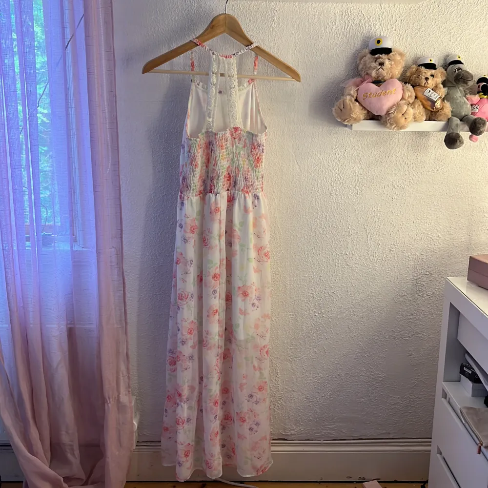 En lång blommig klänning som passar perfekt till sommaren. Mekot.