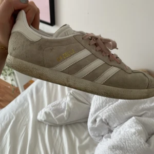 Adidas skor - säljer mina GAZELLE adidas skor då de inte kommer till användning längre, super fina ljus oliv gröna. 150kr + frakt (pris kan diskuteras)🌺🌺