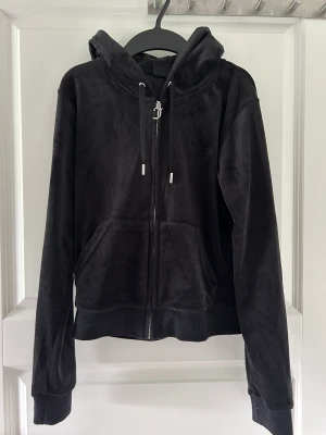 Juciy couture tröjq - Nu säljer jag min svarta juicy couture tröja eftersom den endast är använd 2 gånger, kvitto finns