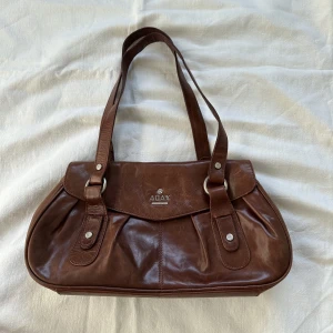 Väska - Brun läderväska från det exklusiva märket adax